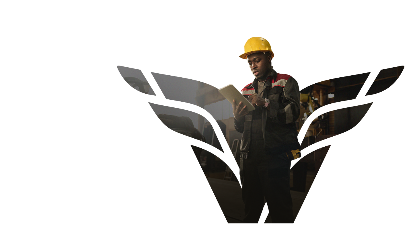 Profissional de capacete em uma operação industrial
